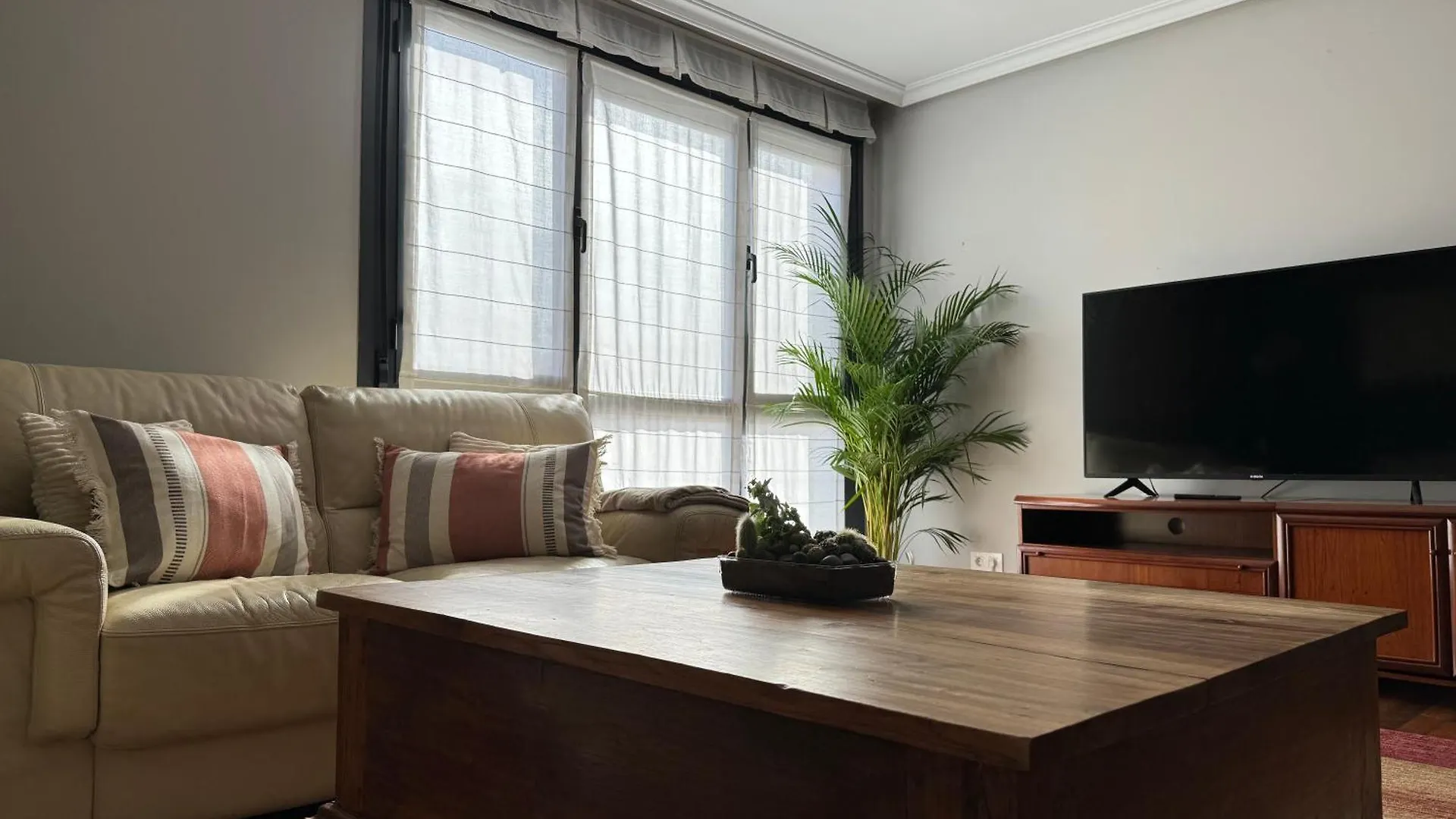 Sunny Apartment, Near Coast. Lejona Apartamento